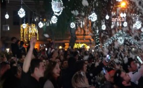 Çeşme'de yeni yıl sokak partileriyle kutlandı