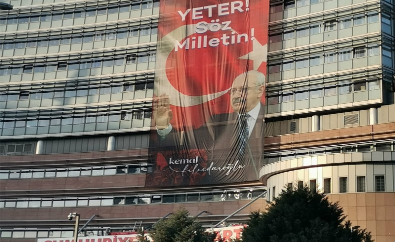 CHP Genel Merkezi'ne, ‘Yeter Söz Milletin! afişi asıldı