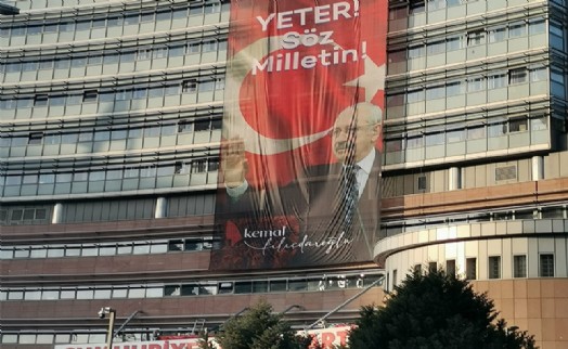 CHP Genel Merkezi'ne, ‘Yeter Söz Milletin! afişi asıldı