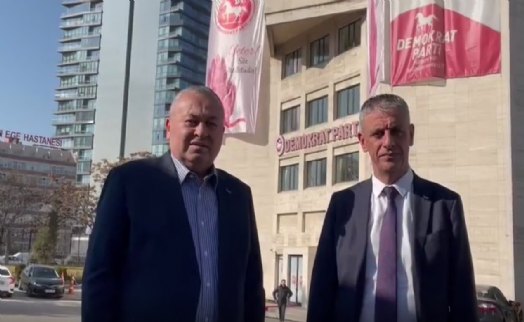 Demokrat Parti önündeki polisler geri çekildi