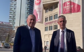 Demokrat Parti önündeki polisler geri çekildi