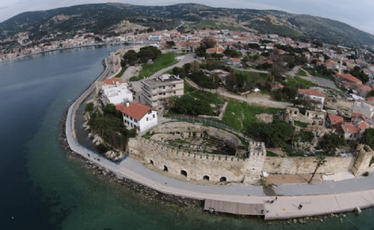 Foça Kalesi'nin tarihi merak uyandırıyor