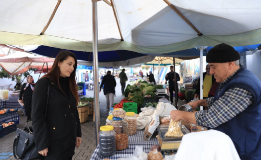 Genç vekil adayı Fulya Alçay pazar alış-verişine çıktı; Her şey en az 2 katı