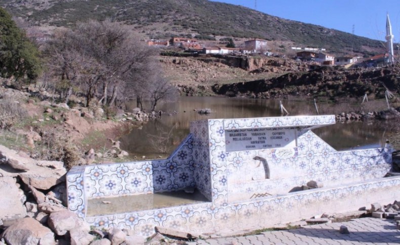 Heyelanın vurduğu köy mezarlığı sular altında kaldı