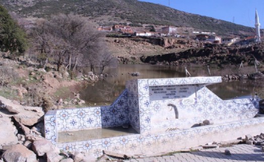 Heyelanın vurduğu köy mezarlığı sular altında kaldı