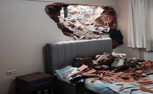 İzmir'de akılalmaz olay: İş makinesi başka evin duvarını deldi