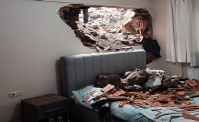 İzmir'de akılalmaz olay: İş makinesi başka evin duvarını deldi