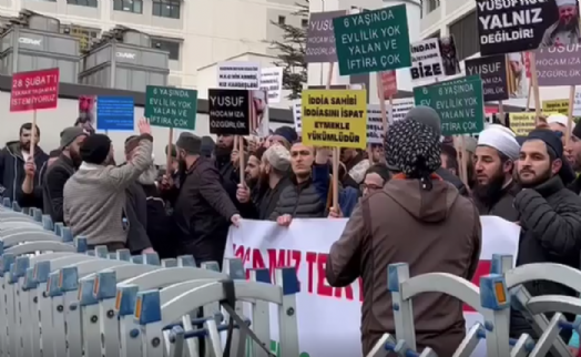 İsmailağa Cemaati üyeleri, adliye önünde slogan attı