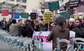 İsmailağa Cemaati üyeleri, adliye önünde slogan attı