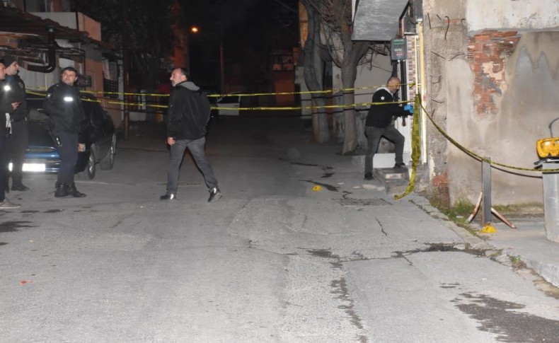 İzmir’de silahlı saldırıya uğrayan genç ağır yaralandı