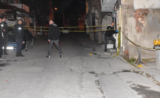 İzmir’de silahlı saldırıya uğrayan genç ağır yaralandı