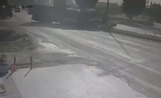 İzmir’de tır ile kamyonun çarpıştığı feci kaza kamerada