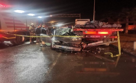 İzmir’de tıra çarpan otomobil hurdaya döndü: 1 ölü