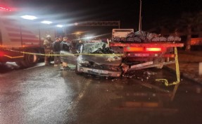 İzmir’de tıra çarpan otomobil hurdaya döndü: 1 ölü