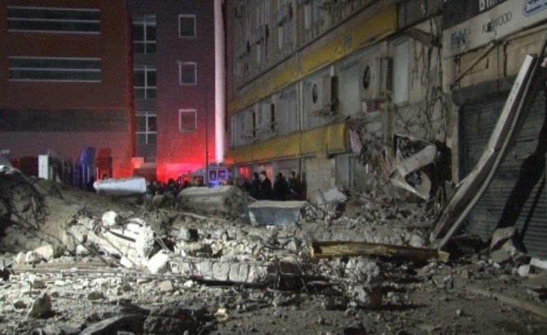 İzmir’de yıkım aşamasındaki eski İl Emniyet Müdürlüğü binası çöktü