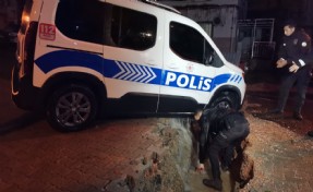 İzmir’i sağanak vurdu: Polis aracı çöken yolun içine düştü