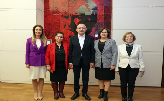 Kılıçdaroğlu 110 bininci yeni kadın üyeye rozetini taktı