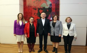 Kılıçdaroğlu 110 bininci yeni kadın üyeye rozetini taktı
