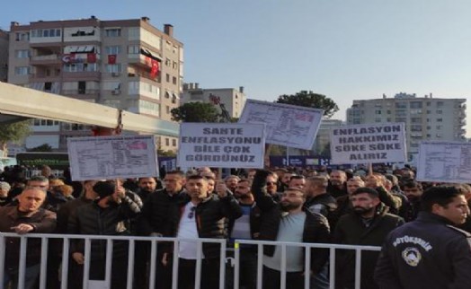 Sendika temsilcileri görevden alındı: İşçilerden belediye önünde protesto