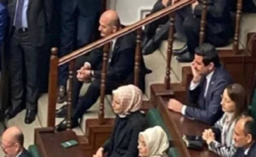 Soylu, AK Parti toplantısını merdivenlerde izlemişti; bakanlık kaynaklarından açıklama geldi