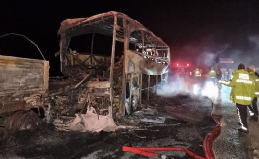 TIR'a çarpan otobüs alev alev yandı: Ölü ve yaralılar var