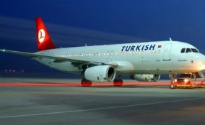 Tunuslu yolcu kabin memuruna saldırdı: Uçak acil iniş yaptı