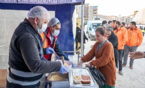 İzmir Büyükşehir Belediyesi Adıyaman’ın köylerine her gün sıcak yemek ulaştırıyor