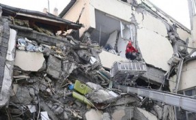Depremde enkaz altındakileri arayarak kandıran 2 şüpheli adliyede
