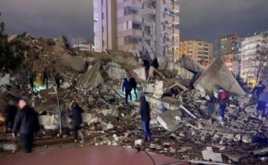 Bayraklı Belediyesi'nden depremzedelere yardım eli