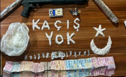 İzmir polisi uyuşturucu tacirlerini 'ŞUT'ladı