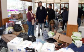 Foça'dan deprem bölgesine yardım gönderilmeye devam ediliyor