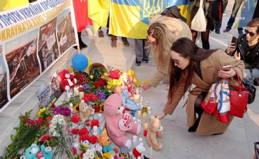 İzmir'de yaşayan Ukraynalılar, savaşta hayatını kaybedenleri andı