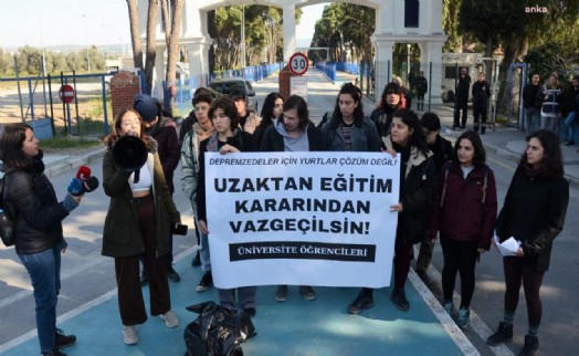 İzmir'de üniversite öğrencilerinden 'uzaktan eğitim' protestosu