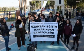 İzmir'de üniversite öğrencilerinden 'uzaktan eğitim' protestosu