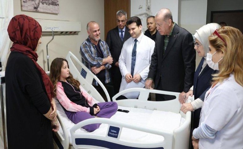 Erdoğan yaralı depremzedeleri ziyaret etti