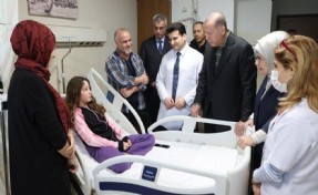 Erdoğan yaralı depremzedeleri ziyaret etti