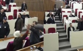 Tanju Özcan, su şişesi fırlatan meclis üyesinden şikayetçi oldu