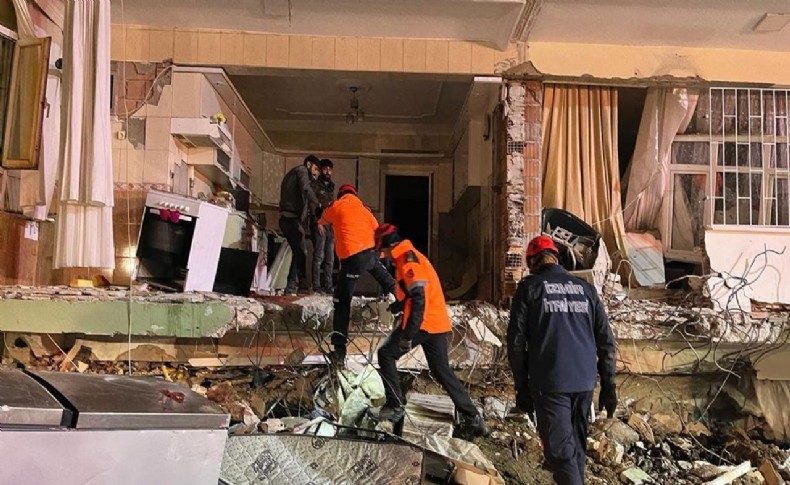 İzmir Büyükşehir ekipleri Hatay'da 3 kişiyi kurtardı