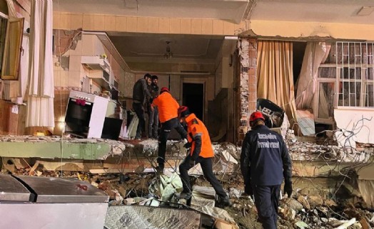 İzmir Büyükşehir ekipleri Hatay'da 3 kişiyi kurtardı