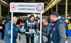 İzmir'de polis ekipleri vatandaşları KADES hakkında bilgilendirdi