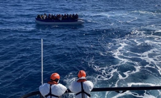 İzmir açıklarında 62 göçmen kurtarıldı