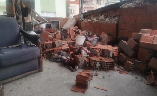 İzmir’de fırtına nedeniyle teras duvarı yıkıldı, bir evin tavanı çöktü: 4 yaralı