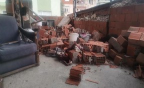 İzmir’de fırtına nedeniyle teras duvarı yıkıldı, bir evin tavanı çöktü: 4 yaralı