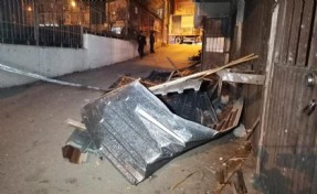 İzmir’de uçan çatı binaya çarptı, ev sahibi korku dolu anlar yaşadı