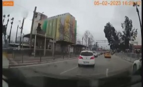 İzmir'deki ağaç devrilmeleri ve çatı uçmaları kamerada