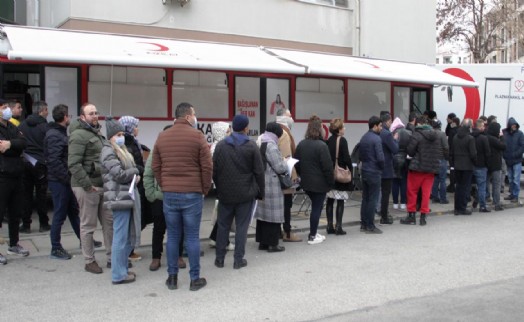 İzmir’de deprem bölgesi için kan bağışı seferberliği