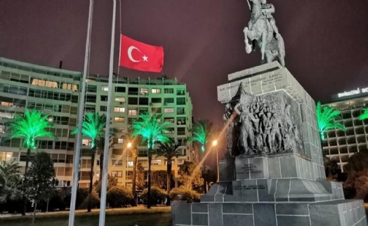 İzmir’de bayraklar yarıya indirildi