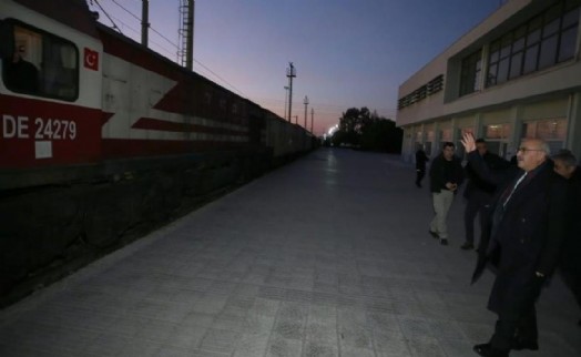 İzmir'den 18 vagon dolusu insani yardım treni yola çıktı