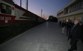 İzmir'den 18 vagon dolusu insani yardım treni yola çıktı