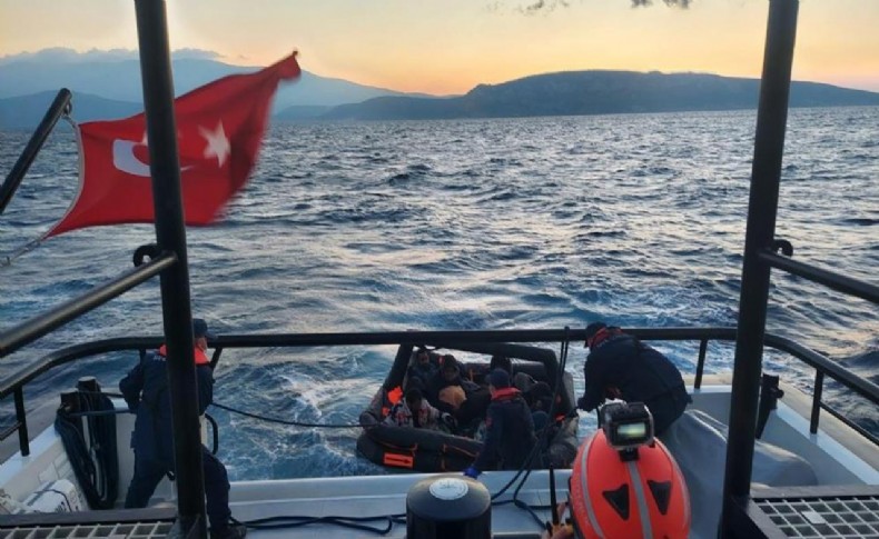 İzmir açıklarında 10 göçmen kurtarıldı